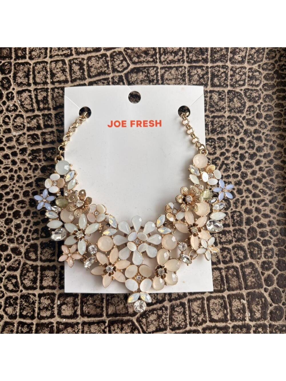 FLORAL STATEMENT NECKLACE